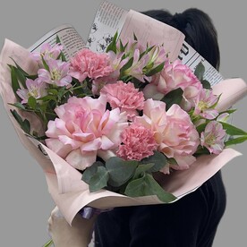 Французские розы, Альстромерия, Диантус, Эвкалипт, Зелень декоративная, Дизайнерская упаковка