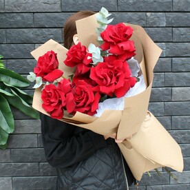 Красные французские розы с эвкалиптом