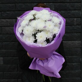 Букет с белыми хризантемами
