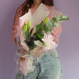 Ветка пионовидной лилии с эвкалиптом "Нежное прикосновение"