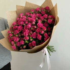 Букет из 17 ярких кустовых роз