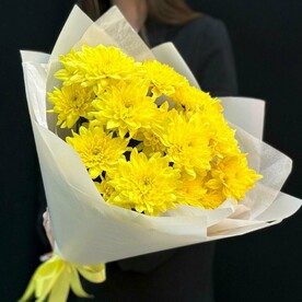 Букет из желтой кустовой хризантемы