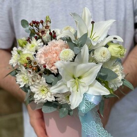 Композиция из лилий, гвоздик, хризантем и хамелациума «Лили»