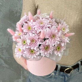 Нежная композиция в шляпной коробке из хризантем 🌸