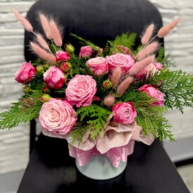 Роза кустовая, Туя, Лагурус, Тишью, Шляпная коробка, Оазис