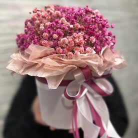 Красный гипсофил в шляпной коробке