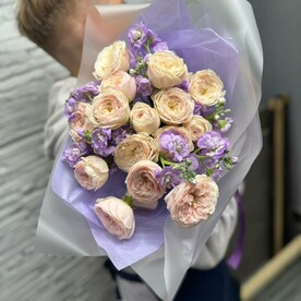 Букет из кустовых роз и маттиолы