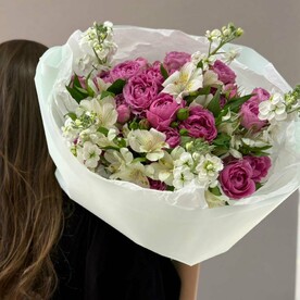 Букет альстромерии маттиола роза кустовая