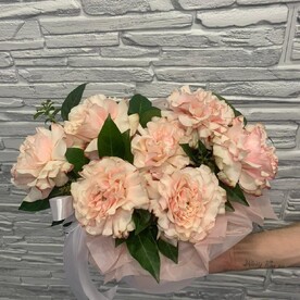 Французские розы в шляпной коробке