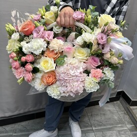 Корзина с цветами из пионовидных роз