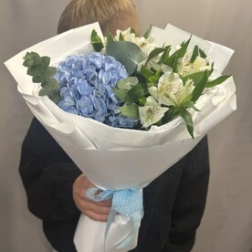 Букет из альстромерии и гортензии