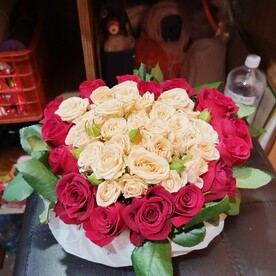 33 розы в коробке