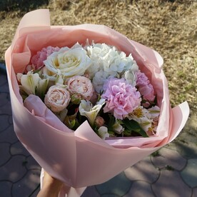 Розовый букет с гортензий и гвоздикой