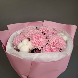Букет из розовых хризантем и хлопка (3 шт)