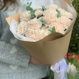 Букет кремовых диантусов в крафте (15 шт)