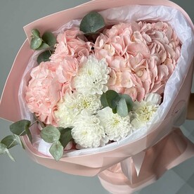 Букет бело-розовый микс гортензия и хризантема (3 шт)