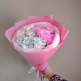 Букет из розовой хризантемы и радужных диантусов (7 шт)