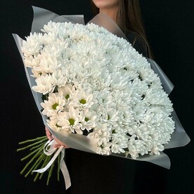 Букет из 25 кустовых хризантем в оформлении