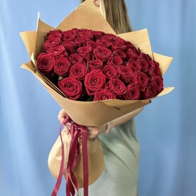 51 красная роза в Крафт бумаге 60см