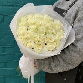 Воздушный букет из белых роз 29шт