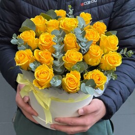 19 желтых роз в коробке