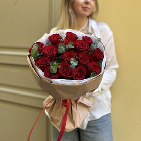 19 красных роз с эвкалиптом