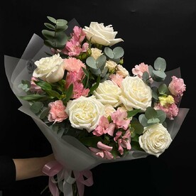 Букет «Нежный аромат» с пионовидными розами, альстромериями и эустомой в нежных оттенках