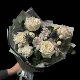 Диантус, Альстромерия, Краспедия, Хризантема кустовая, Эвкалипт, Эрингиум, Роза белая, Аквапак