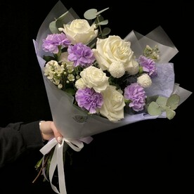 Букет нежный «Сиреневый бриз» с пионовидными розами и сиреневыми диантусами
