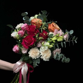 Диантус, Роза красная, Эвкалипт, Лизиантус Эустома, Роза кахала, Лимониум, Роза кустовая, Дизайнерская упаковка, Аквапак