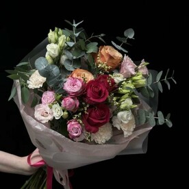 Диантус, Роза красная, Эвкалипт, Лизиантус Эустома, Роза кахала, Лимониум, Роза кустовая, Дизайнерская упаковка, Аквапак