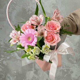 Цветы в сумочке с герберой, альстромерией и розами🌸