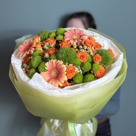 Яркий сборный букет с кустовой розой 🧡