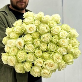 Великолепный букет из 51 розы Аваланш 60см