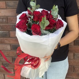 Букет красных роз с эвкалиптом ❤️