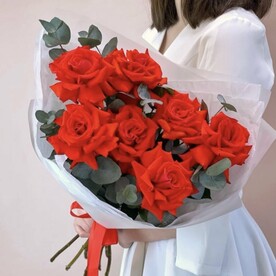 7 алых французских роз с эвкалиптом