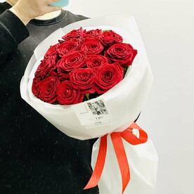Букет из 15 красных роз Ред Наоми