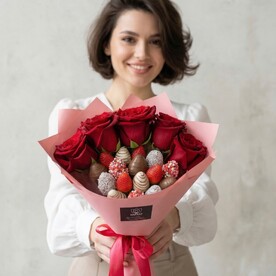 Букет из клубники в шоколаде и цветов Любовное послание