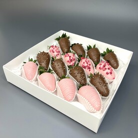 Коробочка клубники в шоколаде Розовая нежность