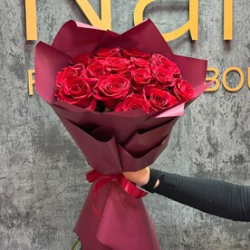 Букет из высоких красных роз