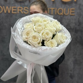 Букет из белых роз 70 см в оформлении