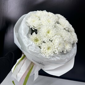Букет из 5 белых кустовых хризантем в белой упаковке