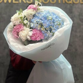 Букет из голубой гортензии , маттиолы и диантусов
