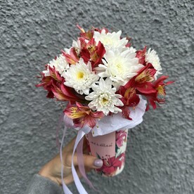 Яркая композиция из альстромерии и хризантем