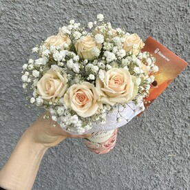 Комплимент из гипсофилы  и кустовой розы