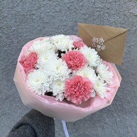 Нежный букет из хризантем и диантусов