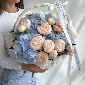 Корзина с гортензиями и пионами