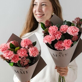 Букет с диантусами и скимией MF1756