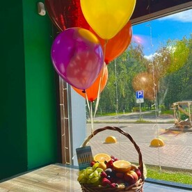 Фруктовая корзинка с шарами
