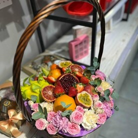Фруктовая корзина с цветами